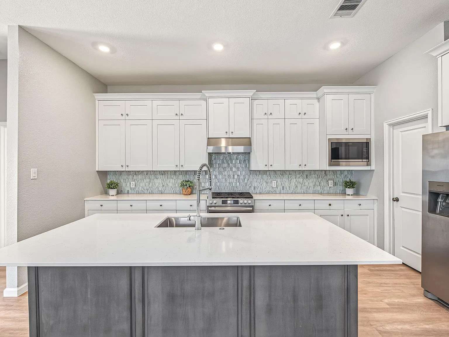 4 bed, 2.0 bath, 1875 sqft, $2,600 — Photo 4