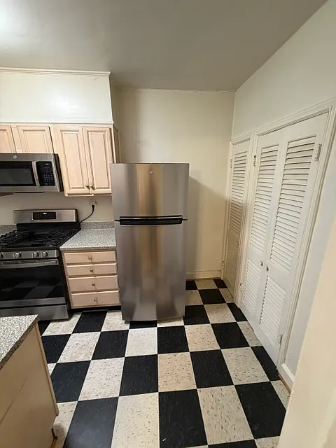 6 bed, 2280 sqft, $4,400 — Photo 4