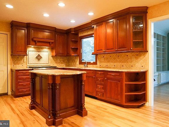 4th image of 12 Worchester Ln