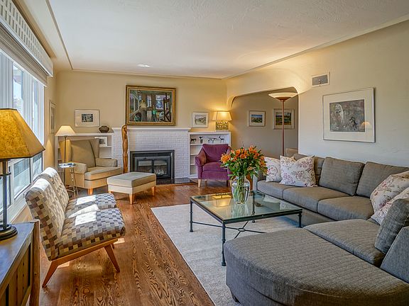 3rd image of 4421 Avenida Del Sol NE