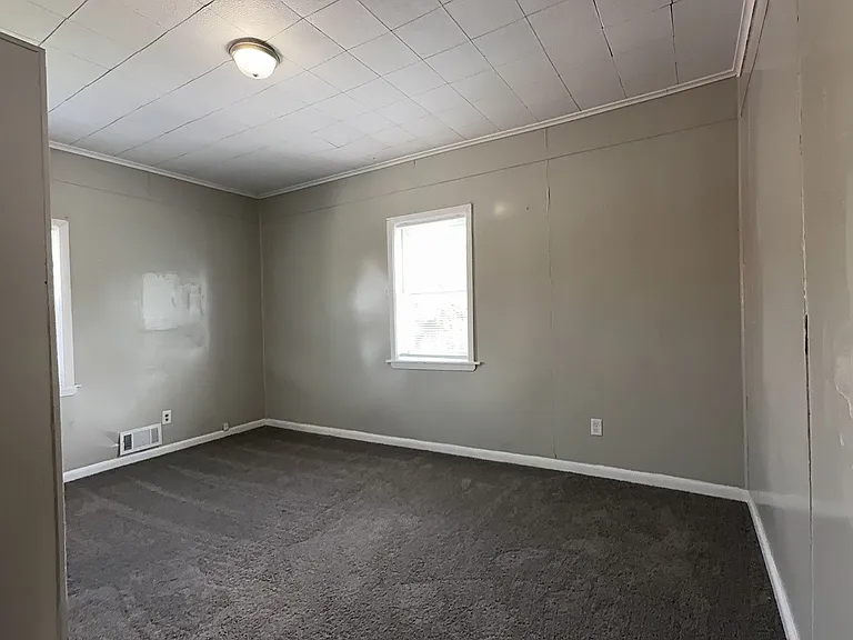 1521 & 1521 1/2 E Kirby Ave (AARC Management, LLC) — Photo 5