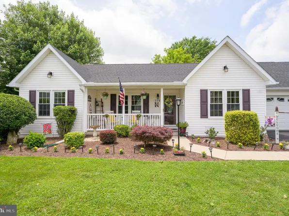 158 Pembroke Ln, Falling Waters, WV 25419