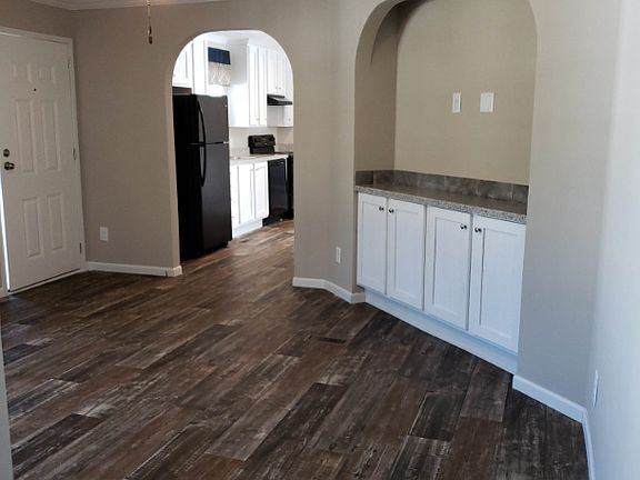 3rd image of 620 Greenview Cir