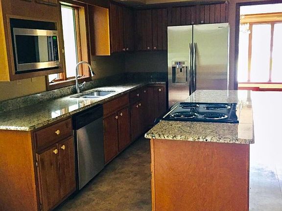 Kitchen/stainless appliances/granite countertop