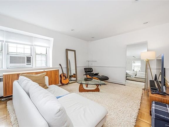 3rd image of 4 Chateaux Cir APT 4L
