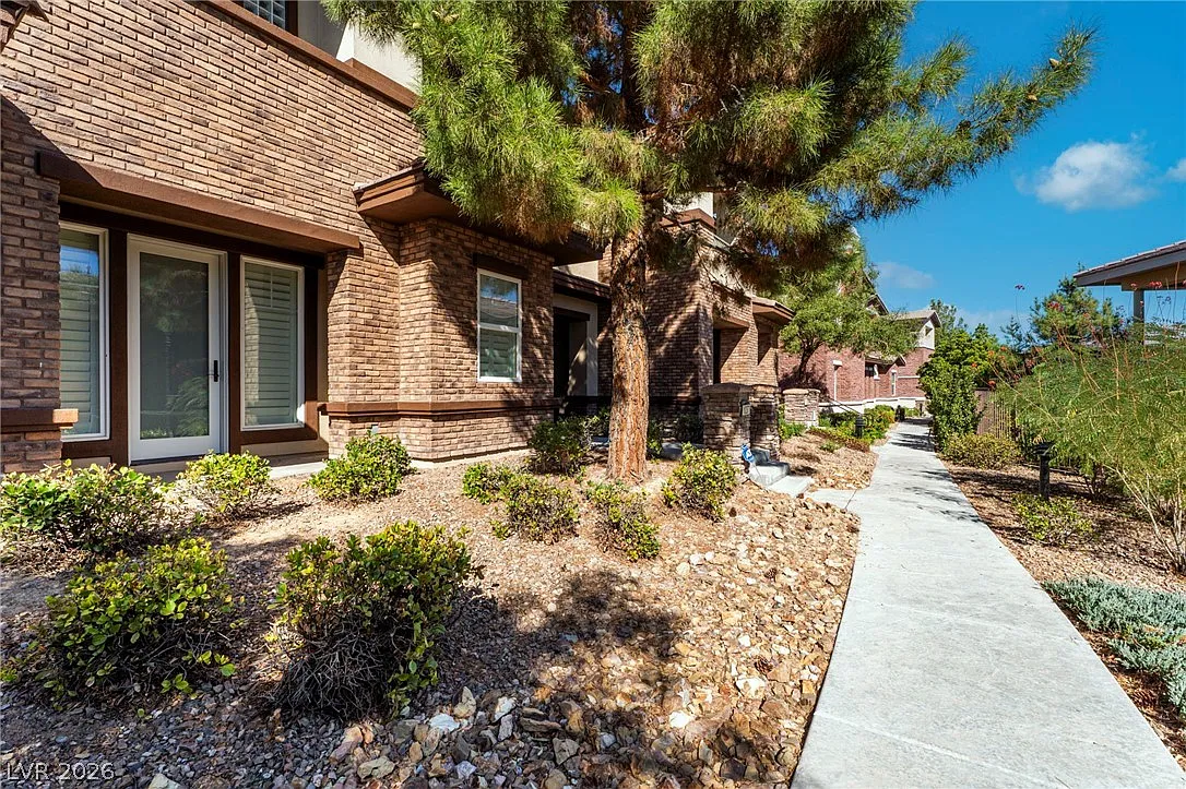 3 bed, 3.5 bath, 2867 sqft, $5,700 — Photo 2
