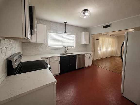 5th image of 855 Worth St