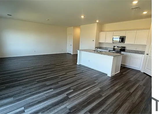 4 bed, 2260 sqft, $3,200 — Photo 2