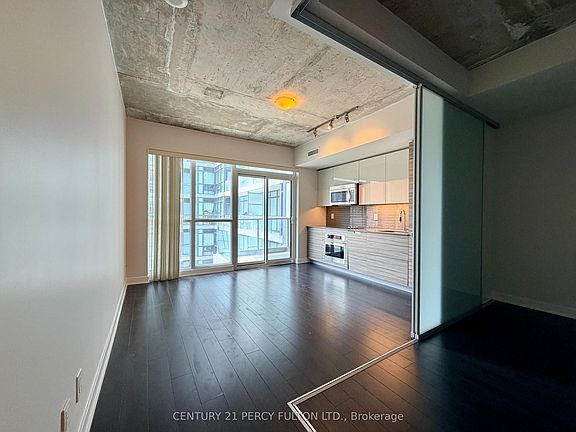 3rd image of 210 Simcoe St #813