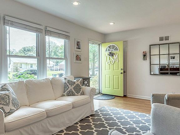3rd image of 1015 Meadowridge Dr