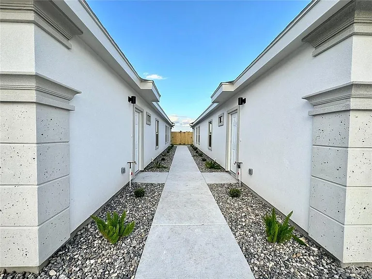 1220 Yankton St #1 — Photo 3