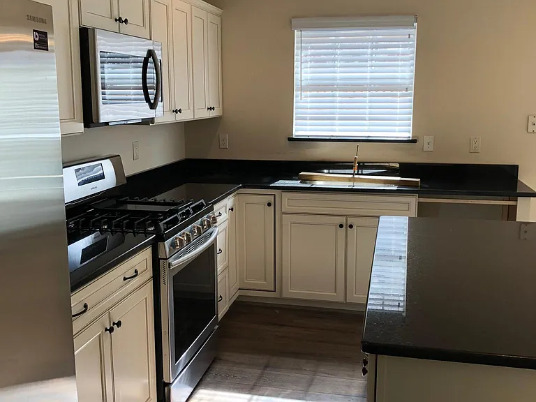 800 N Laurel Ave — Photo 9