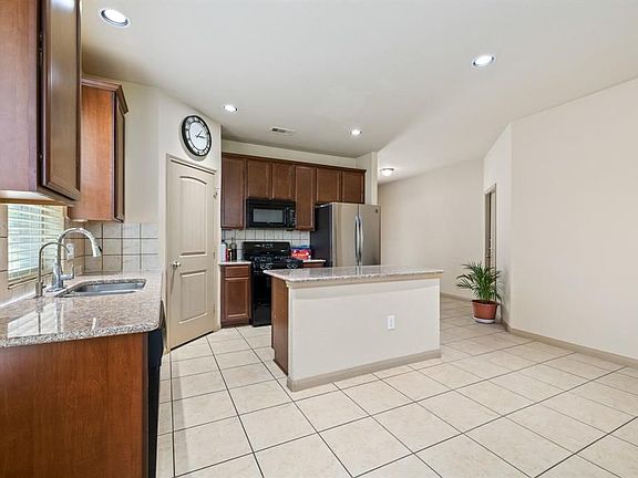 2nd image of 2603 Maverick Park Ln