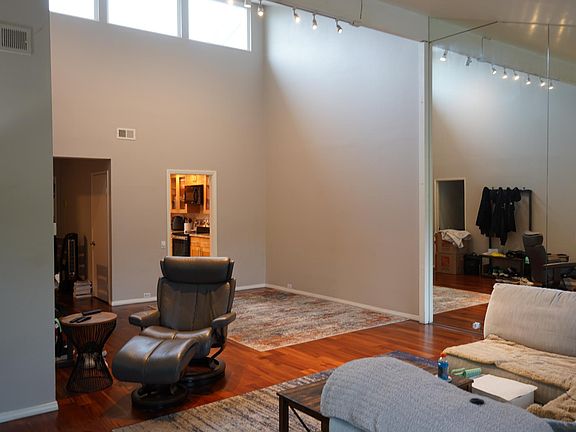 AMPLE AREA FOR ENTERTAINING