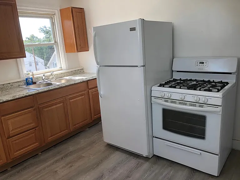 635 Fall River Ave #4 — Photo 6