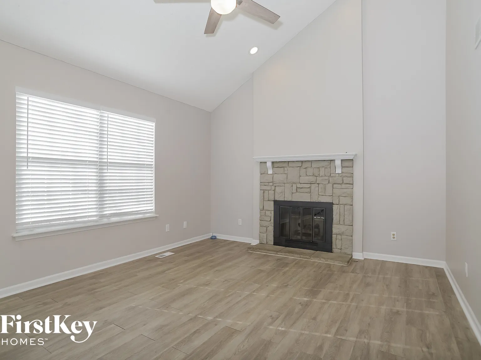 3 bed, 2.0 bath, 1439 sqft, $2,405 — Photo 2