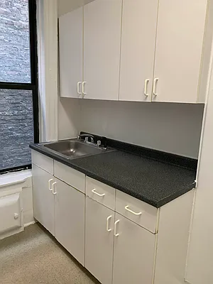 Rented by M.Grossman R.E. Management | media 25