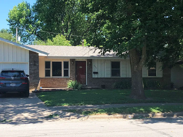 1629 W Broadmoor St — Photo 2
