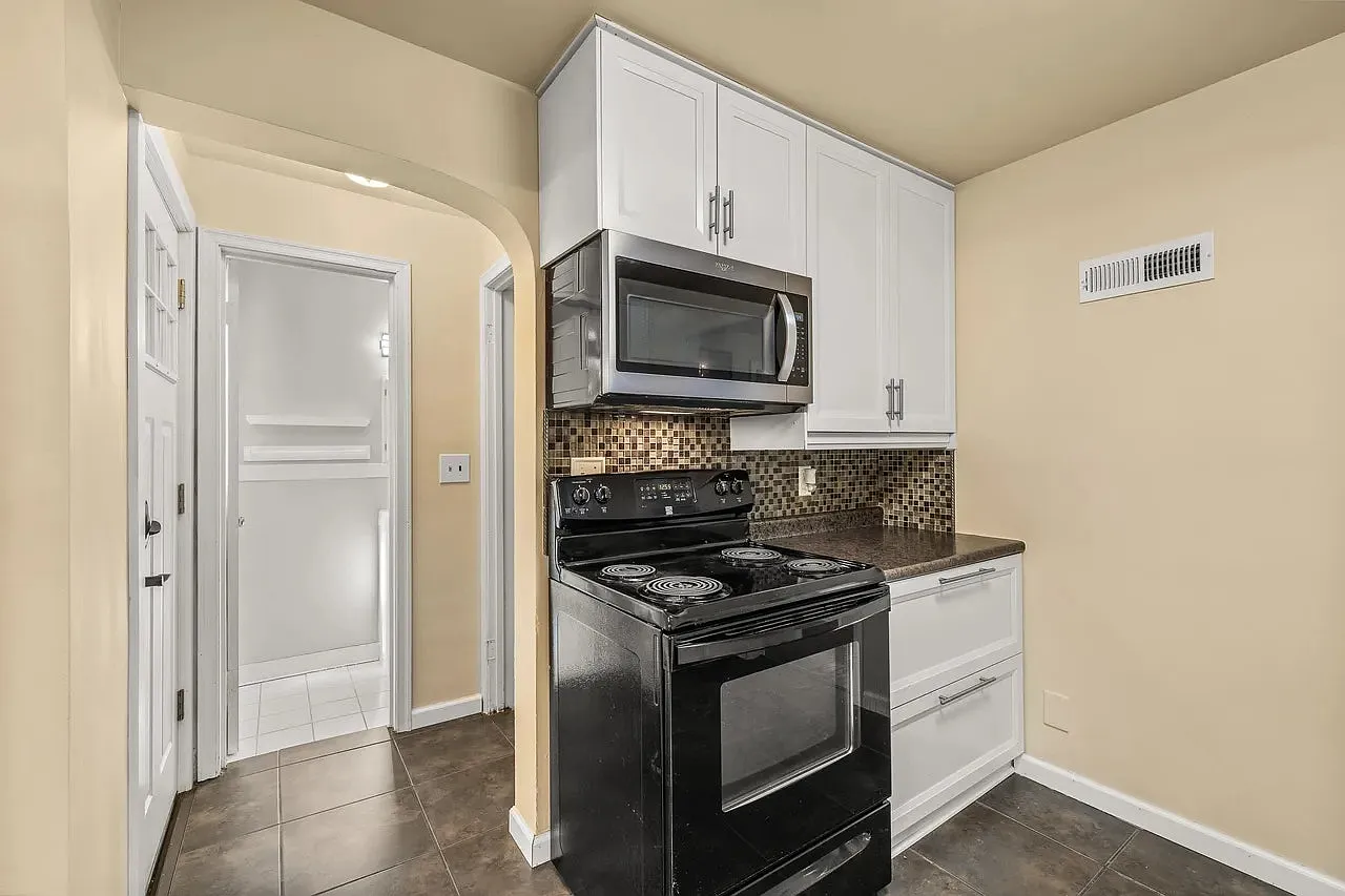 330 Drake Street — Photo 3