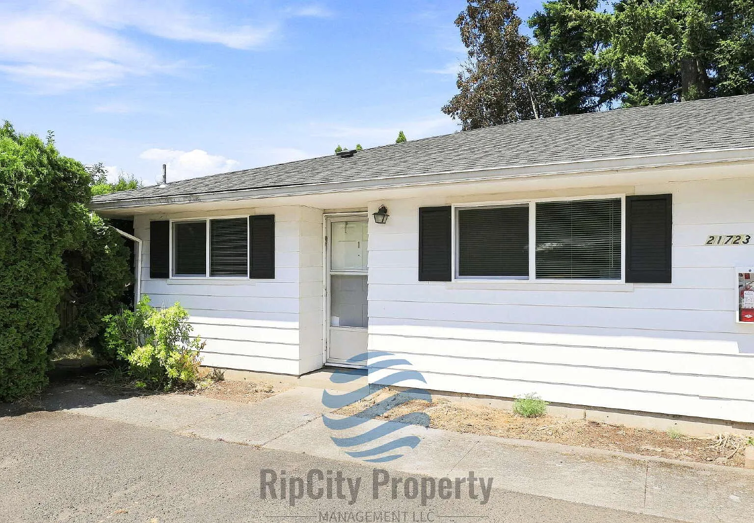 Updated 2-Bedroom Corner Apartment with Private Fenced Yard and Parking — Photo 2