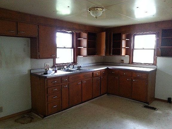 3rd image of 504 E 9th St