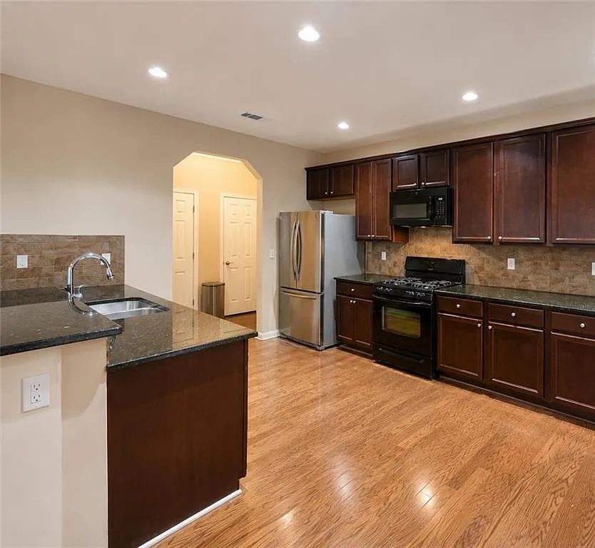 5 bed, 5.5 bath, 3799 sqft, $2,895 — Photo 2
