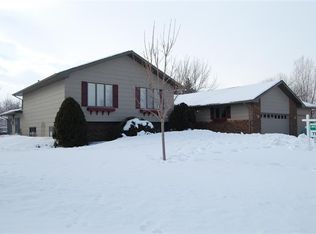 820 James Ave SE, East Grand Forks, MN 56721
