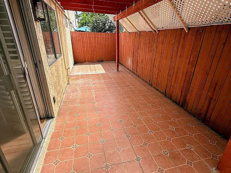 1134 W Huntington Dr — Photo 4
