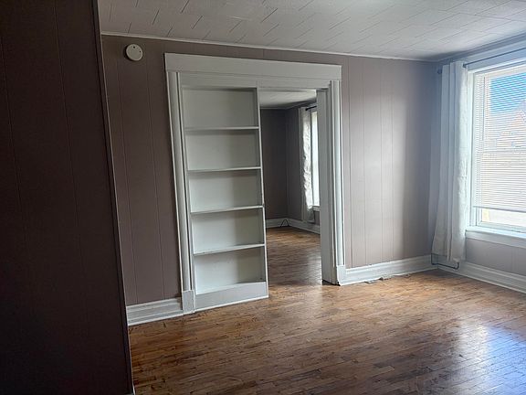 4th image of 500 University St
