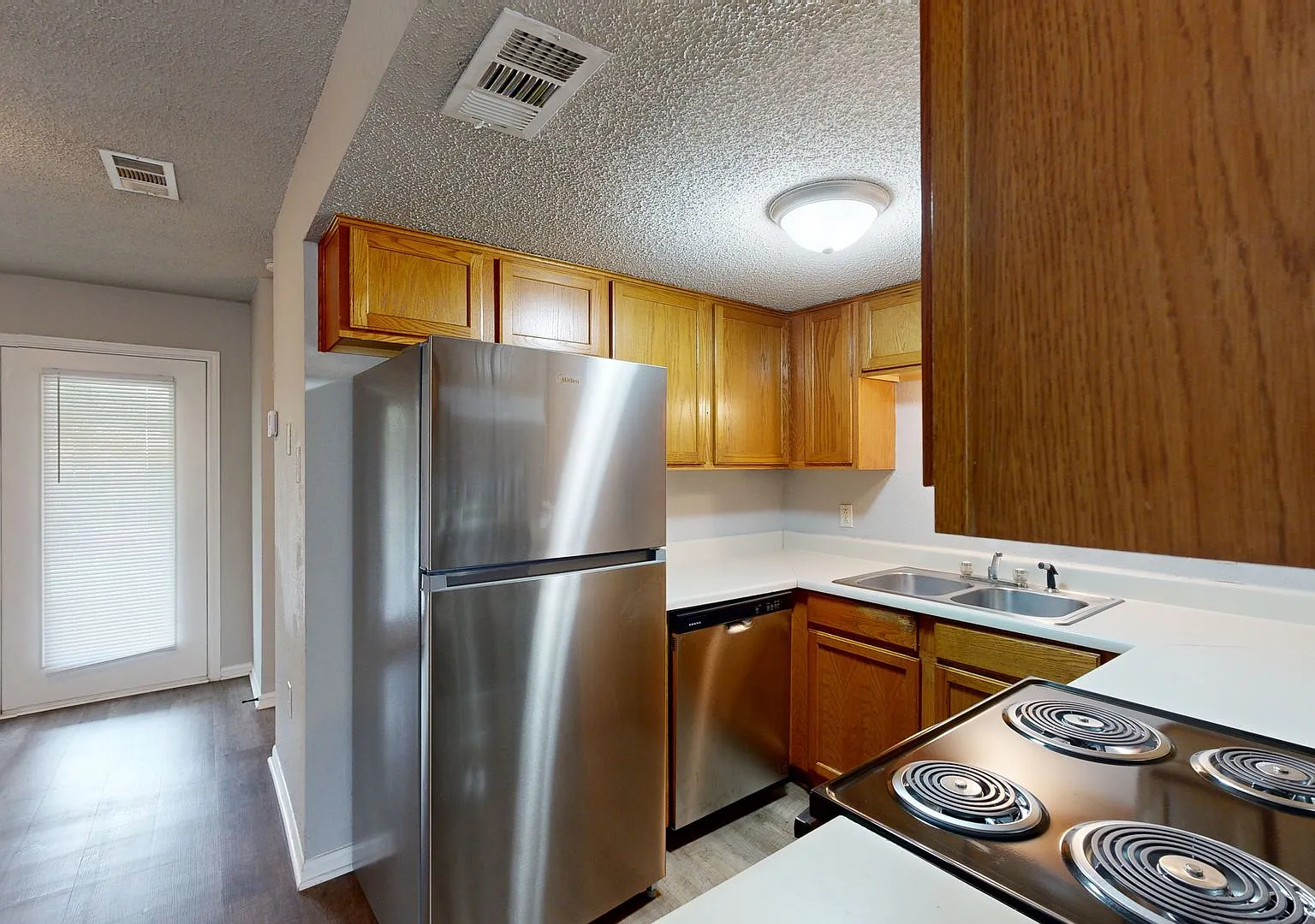 No August Rent + Price Improvement $895 — Photo 1