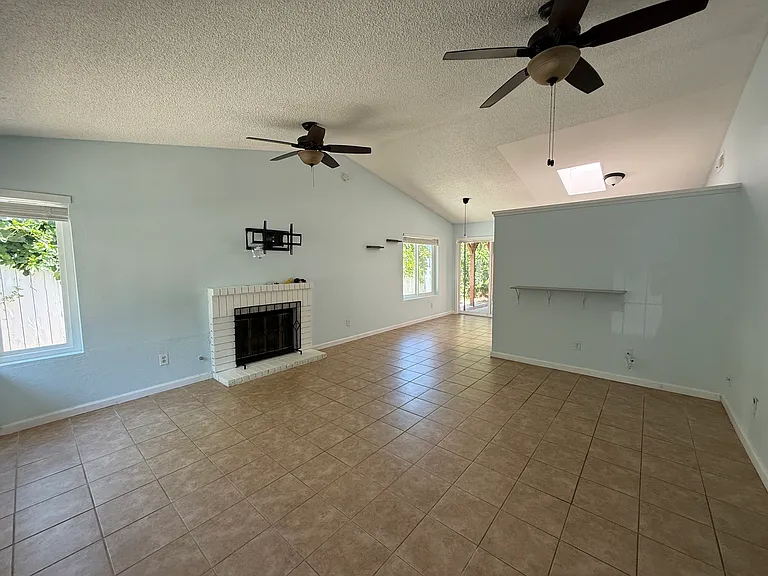 1224 Alder Ave — Photo 2