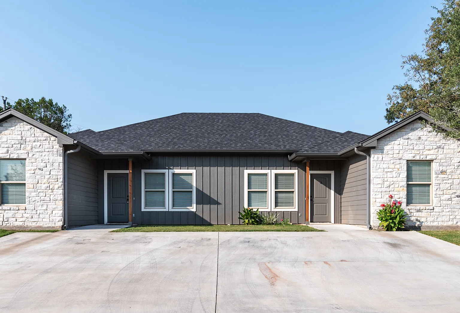 3 bed, 1200 sqft, $1,500 — Photo 1