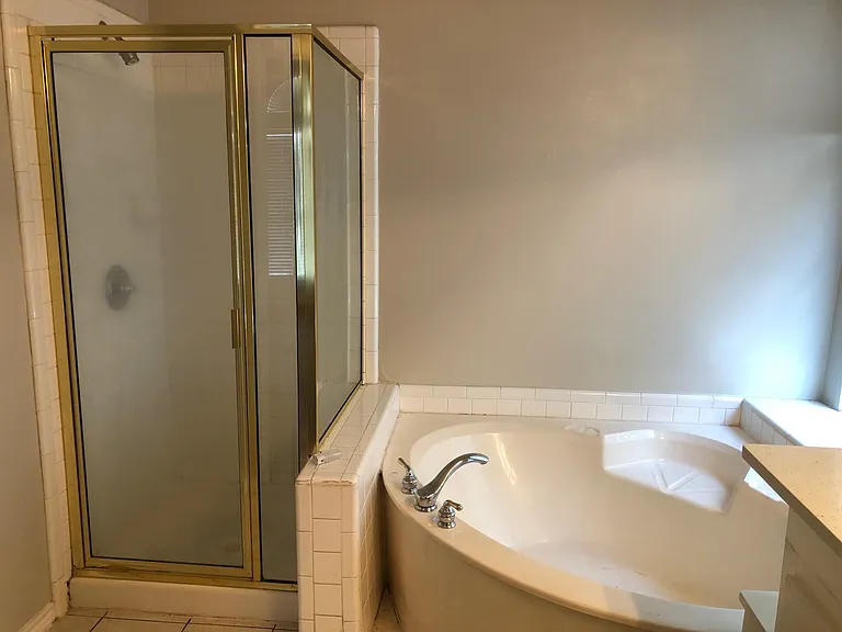 1406 Oxford Dr — Photo 3