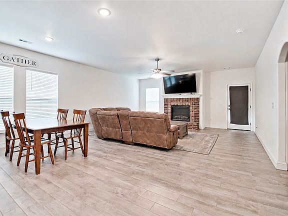 4th image of 2140 Periwinkle Pl