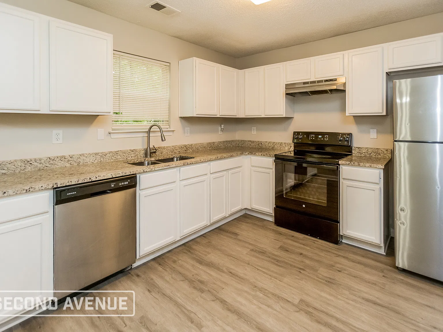 3 bed, 2.5 bath, 1930 sqft, $1,829 — Photo 3
