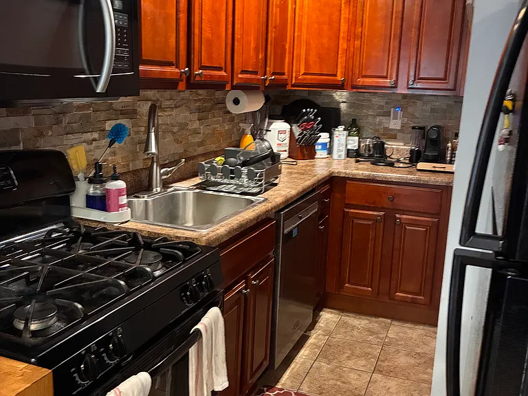 925 Main St — Photo 3