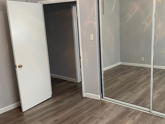 5th image of 15483 Moorpark St