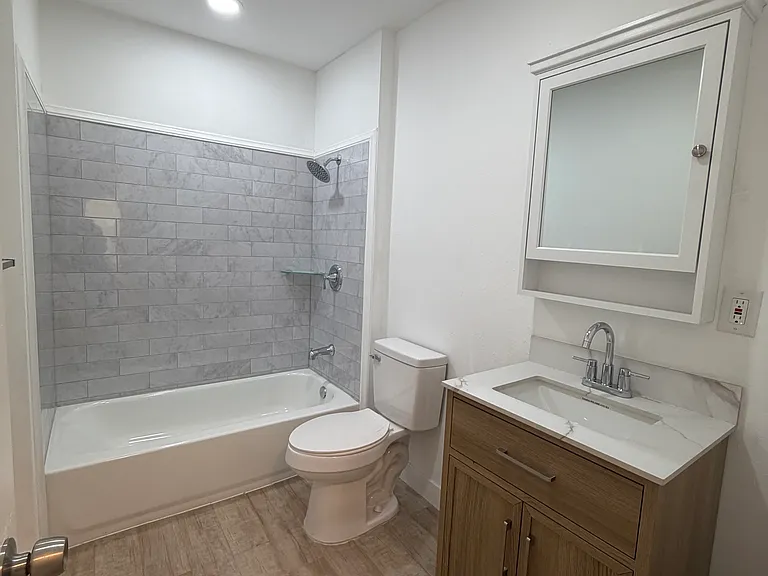 13950 Hesperia Rd #1B — Photo 6