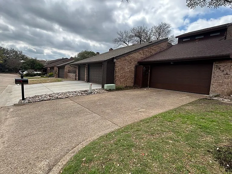 3425 Courtyard Cir — Photo 28