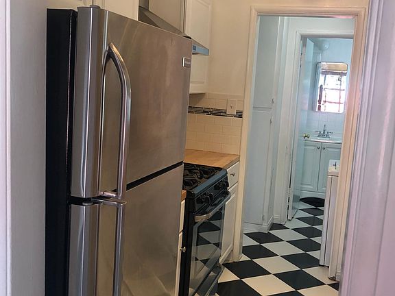 3rd image of 825 N Sycamore Ave #825