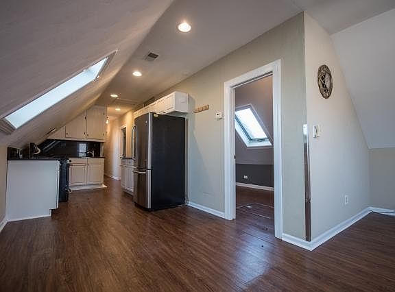 2nd image of 2101 W Montrose Ave #A