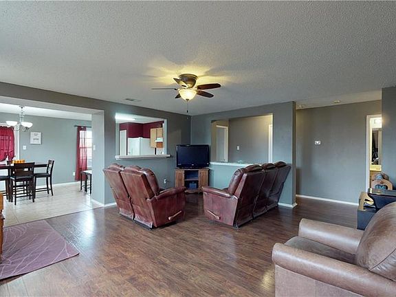 3rd image of 2427 Poinciana Pl