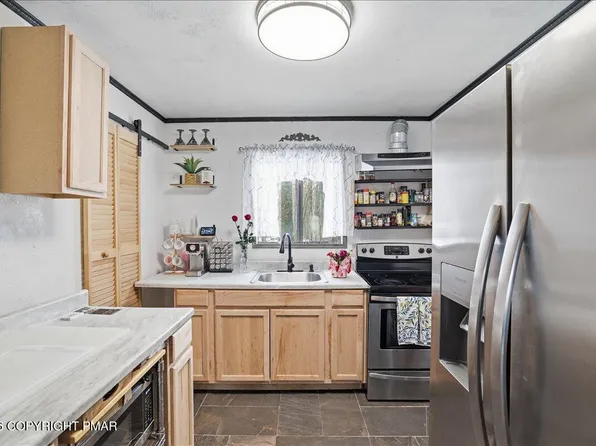 9205 Westwood Dr, Tobyhanna, PA 18466