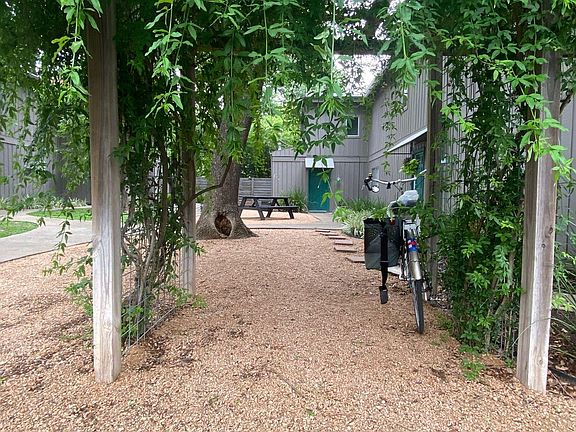 3rd image of 606 Franklin Blvd APT C