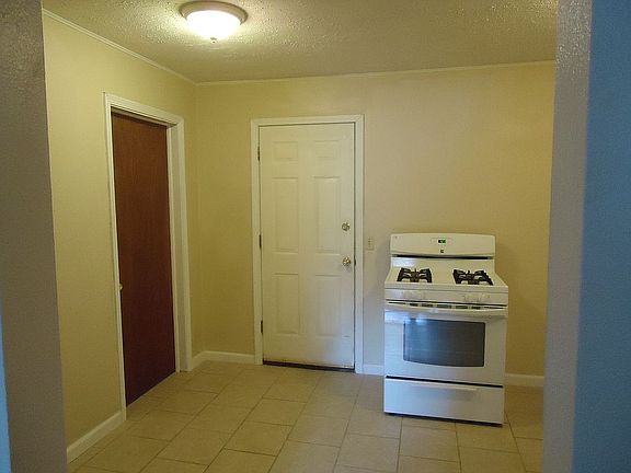 Kitchen  with 30" gas stove 