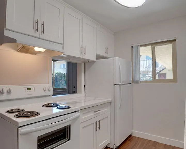 Cambridge Apartments — Photo 33