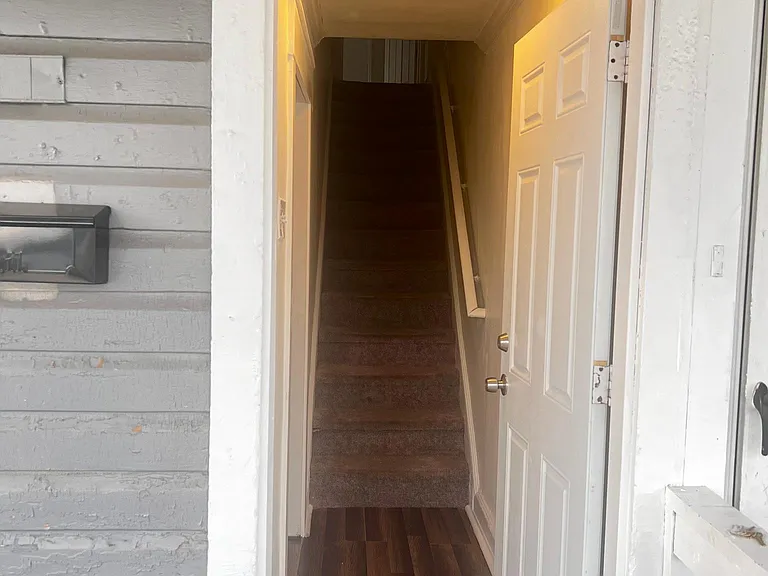 811 E Chestnut St — Photo 2