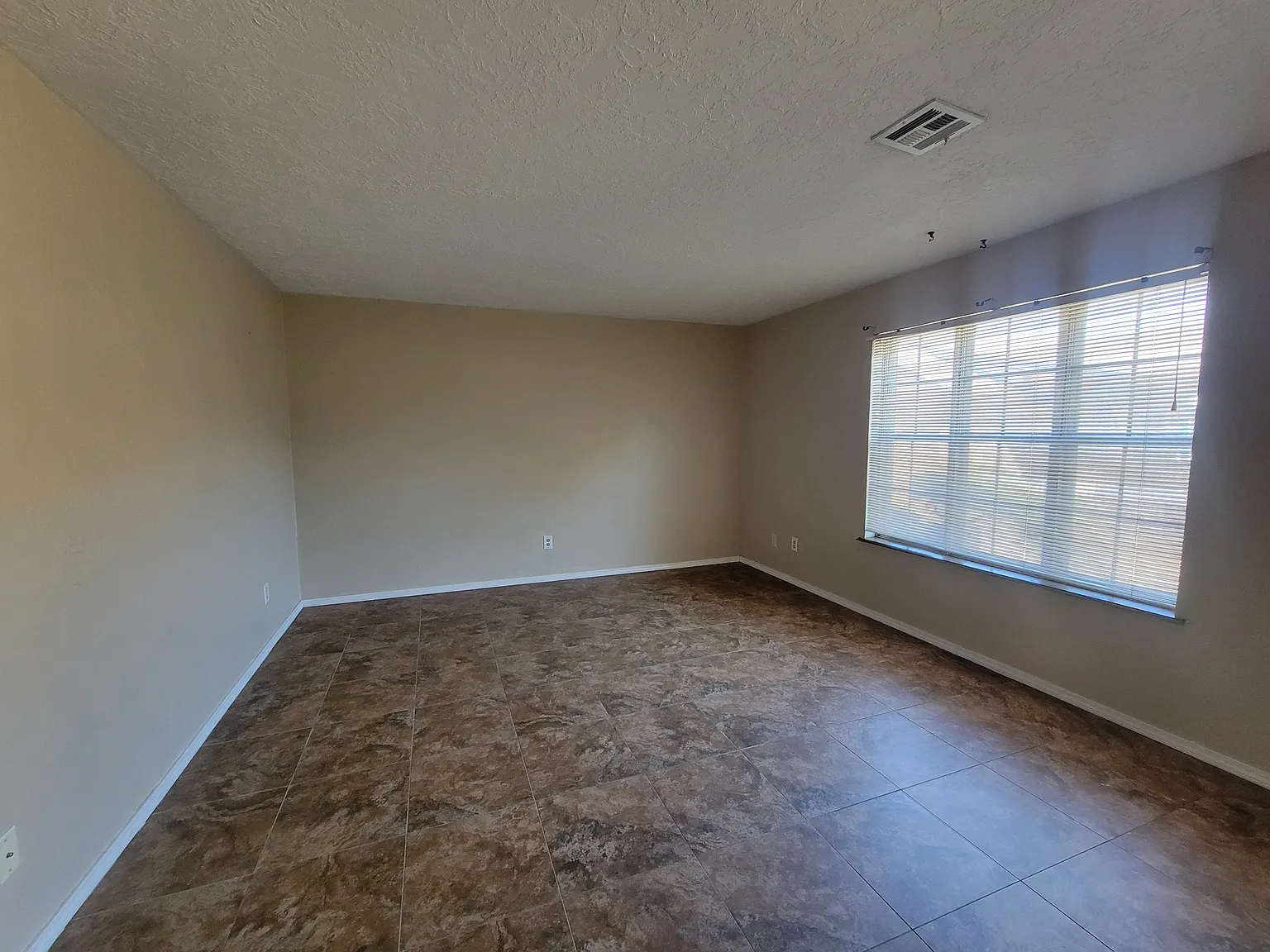 3 bed, 2.5 bath, 1600 sqft, $1,350 — Photo 4