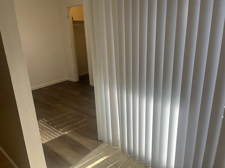 Modern 450 SF Updated Apts w/ Balconies in Ridgecrest — Photo 18