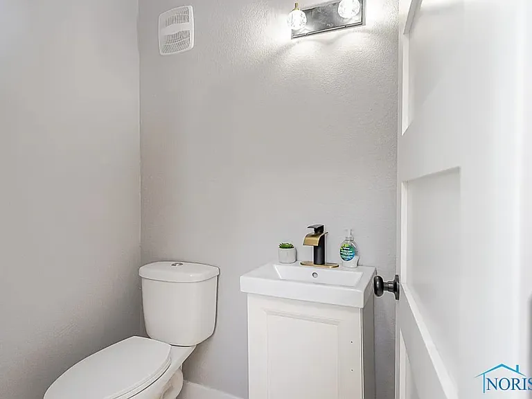 2242 Vaness Dr — Photo 16